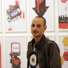 El ilustrador vallisoletano David Aja frente a alguna de las obras de su exposición 'Primera retrospectiva. Comic e ilustración'-ICAL