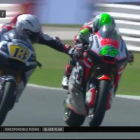 El italiano Romano Fenati acciona la palanca del freno delantero de la moto de su compatriota Stefano Manzi, en el GP de San Marino.-