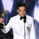 Rami Malek, con el Emmy a mejor actor por su trabajo en 'Mr. Robot'.-AFP / KEVIN WINTER / AFP