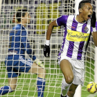 Mojica marca el gol de la victoria frente al Recreativo, con el portero Sotres batido al fondo-J.M.Lostau