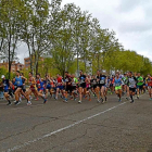 Los participantes, tras darse la salida del X Cross de la Policía en el barrio de la Victoria.-EM