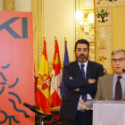 El gerente de Auvasa, Eduardo Cabanillas, junto al concejal de Movilidad, Alberto Gutiérrez Alberca. E.M.