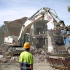 La excavadora recoge los escombros de la demolición del antiguo colegio San Juan de la Cruz.-ICAL