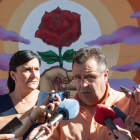 (I a D) La secretaria de Organización del PSOE de Castilla y León y procuradora regional, Ana Sánchez; y el procurador, Martín Benito; analizan el plan de señalización turística de Castilla y León.-ICAL