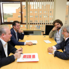 El coordinador autonómico de IU, José María González (D), y el procurador electo de la coalición, José Sarrión (2D), se reúnen con el secretario autonómico del PSOE, Luis Tudanca (2I) y con José Francisco Martín (I)-ICAL