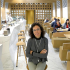 La arquitecta Marta Rodríguez en la cafetería Xocó, ubicada en la calle Santiago de Valladolid.-J. M. LOSTAU