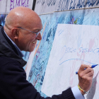 Jesús Julio Carnero firma, durante la campaña electoral, en el muro del soterramiento "Derecho irrenunciable", imagen de archivo. E.M.