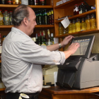 Eduardo Portillo, propietario del bar de Roa, junto a la máquina.-Ical