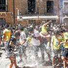 Varios jóvenes disfrutan de la fiesta de la espuma.-ITZIAR VICENTE