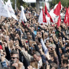 Cientos de personas se han apostado a las puertas de los hospitales durante la noche del sábado a domingo, a la espera de noticias sobre los heridos.-EFE