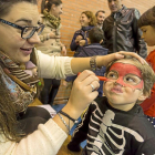 Taller de pintacaras desarrollado ayer en el polideportivo de Cigales.-Miguel Ángel Santos