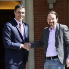 El presidente del Gobierno en funciones, Pedro Sánchez, recibe al líder de Unidas Podemos, Pablo Iglesias, en la Moncloa.-DAVID CASTRO