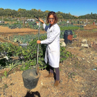 Trinidad Peña, responsable del Laboratorio de INEA, tomando una muestra en una parcela dentro de las instalaciones de la Escuela.¡-E.M.