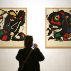 Una mujer fotografía una de las obras de la exposición ‘Miró. El Jardín de las Maravillas’, en la sala Pasión.-LETICIA PÉREZ/ICAL