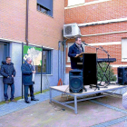 El alcalde de Castronuño, Enrique Seoane, frente al centro social.-EL MUNDO