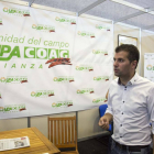 El secretario general del PSOE en Castilla y León, Luis Tudanca, y su homólogo en Salamanca, Fernando Pablos, visitan la Feria Agropecuaria Salamaq' 15. En la imagen visitando el stand de COAG en la feria-Ical