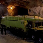 Imagen de la emisión televisiva que muestra un largo túnel, de unos 10 metros de alto, lleno de misiles.-IRINN / HO / AFP