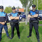 Los tres policías locales del distrito de Rondilla que intervinieron en el rescate, Gustavo, Borja y Juanjo.-J. M. LOSTAU