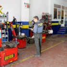 Un agente de la Guardia Civil durante la inspección a un taller.-ICAL