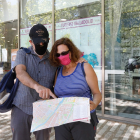 Una pareja de turistas consulta un mapa de la ciudad. / E.M.