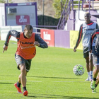 Samuel (izq.) sale tras el balón junto a Diego Rubio.-Pablo Requejo
