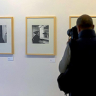 Dos ejemplos de ‘autorretratos’ realizados por Vivian Maier.-PABLO REQUEJO