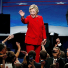 Clinton saluda al público al final del debate con Trump, en Nueva York.-REUTERS / ADREES LATIF