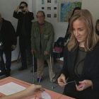 Tania Sánchez vota, este domingo, 30 de noviembre, en las primarias de IU en Madrid.-Foto: EFE
