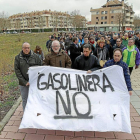 Vecinos de Parque Alameda se manifiestan junto a la parcela en la que está prevista la gasolinera-J.M.Lostau