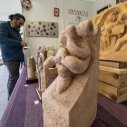Objetos de piedra, madera, corcho, cerámica y papel son los más populares en la Feria de Artesanía.-PABLO REQUEJO