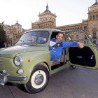 Fernando Hernández, en el Seat Seiscientos cedido para la ocasión por Faustino Domínguez del club Amigos del Seiscientos de Tordesillas.-J. M. LOSTAU