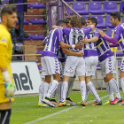 Los jugadores del Valladolid celebran el gol de Óscar, mientras el meta Juan Carlos aparece con la mirada perdida.-J. M. LOSTAU