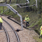 Miembros de la Policía Científica inspeccionan las vías del tren a las afueras de Oviedo, el pasado día 6-Efe