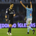 Un cabizbajo Cristiano Ronaldo se retira del campo tras caer eliminado el Real Madrid ante el Celta de Vigo en los cuartos de final de la Copa del Rey.-MIGUEL RIOPA / AFP