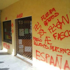 Pintadas en la sede de Podemos en San Lorenzo del Escorial (Madrid), este sábado.-PODEMOS