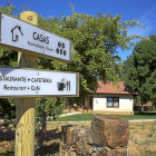 Señal de un alojamiento rural en la provincia de Salamanca.-ICAL