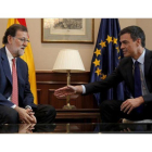 Mariano Rajoy y Pedro Sánchez, al inicio de su reunión, este martes en el Congreso.-JOSÉ LUIS ROCA