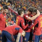La selección española que festeja el triunfo ante Georgia en Zorrilla. /LOSTAU