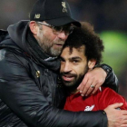 Klopp y Salah se abrazan después de la victoria ante el Nápoles.-REUTERS / CARL RECINE