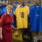 La ministra principal de Escocia, Nicola Sturgeon, en el hall donde se celebra el congreso del Partido Nacional Escocés, en Aberdeen.-AFP