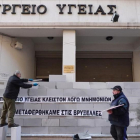 Manifestantes levantan un muro en la sede del Ministerio de Sanidad de Grecia con la inscripción 'Cerrado por el rescate. Hemos sido trasladados a Bruselas', en una protesta contra la austeridad en Atenas, en diciembre del 2016.-LOUISA GOULIAMAKI