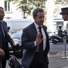 El expresidente francés Nicolas Sarkozy, este viernes, llegando a un hotel de París.-Foto: AP / THIBAULT CAMUS