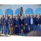 Foto de la familia de la plantilla de baloncesto Chocolates Trapa de Palencia con los dirigentes de la bodega Museum de Cigales.-E. M.