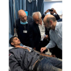 El primer ministro de Jordania Omar al-Razzaz  visita a un herido en un hospital en Amman  Jordania.-PETRA JORDAN NEWS AGENCY HA/EPA