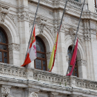 Banderas a media asta en el Ayuntamiento de Valladolid. - JUAN MIGUEL LOSTAU