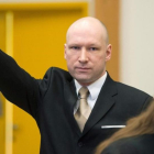 Anders Breivik saluda al estilo nazi a su llegada para una vista judicial, en el sudoeste de Oslo, el 15 de marzo del 2016.-AFP / JONATHAN NACKSTRAND