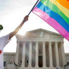Un ciudadano estadounidense ondea una bandera del orgullo gay, ante en Tribunal Supremo.-Foto: AP/ J. MARTÍN