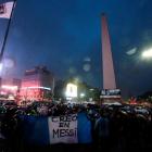 Seguidores de Argentina marchan por el centro de Buenos Aires para pedir a Messi que no deje la selección albiceleste.-REUTERS / MARCOS BRINDICCI