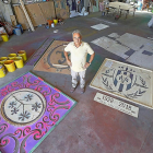 El artista José Antonio González Gerbolés muestra algunas plantillas de la alfombra de la Virgen de San Lorenzo.-PABLO REQUEJO / PHOTOGENIC
