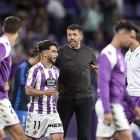 Pezzolano felicita a sus jugadores durante el último partido en Zorrilla ante el Elche. / LALIGA